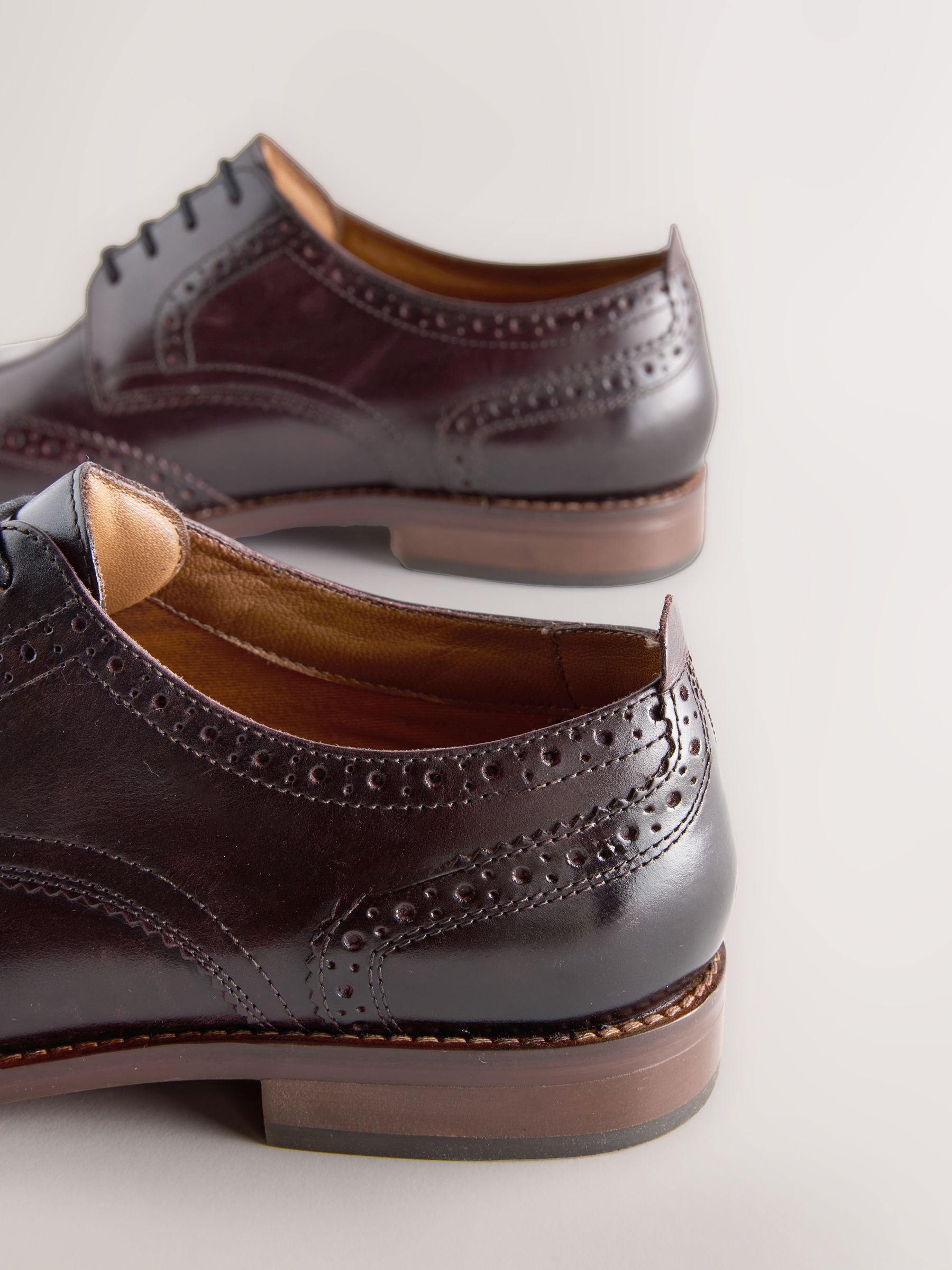 Bordeauxrood - Standaard pasvorm - Brogues van leer met contrasterende zool