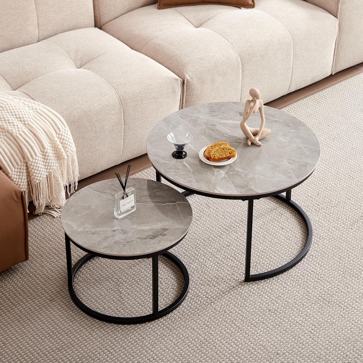 2er-Set Marmor-Couchtische mit Grauer Marmorplatte und Schwarzem Metallgestell, Moderner Runder Beistelltisch fürs Wohnzimmer – 80 x 80 x 45 cm