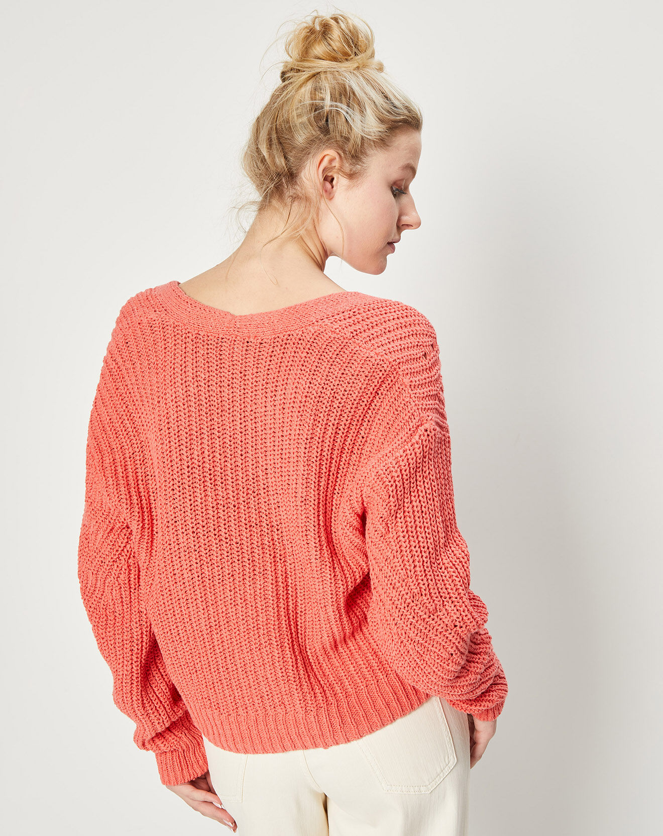 Esprit Gilet en Maille mélangée à boutons contrastants rose saumon