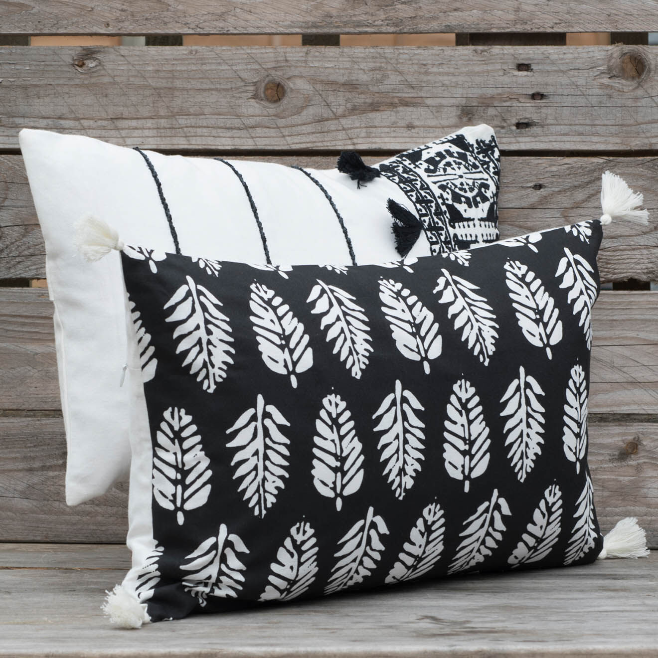 Febronie Housse de coussin Yaoundé Pompon noire - 50x30 cm