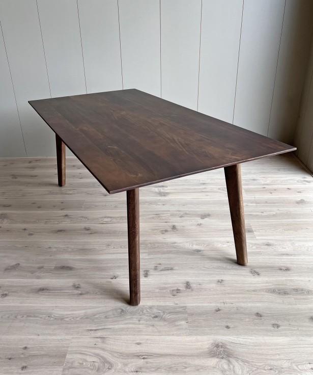 Eetkamertafel Mango walnoot met houten poot 240x100cm