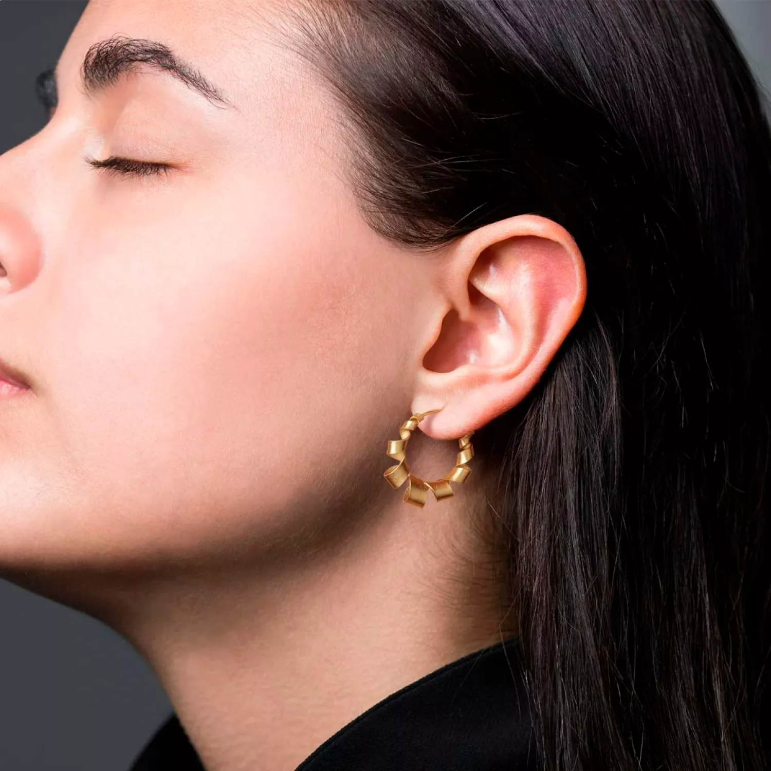 Jane Kønig Curly Hoop Ørering Single 18 kt. Forgyldt Sølv JKSCHF18-G