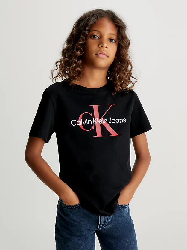 Camiseta infantil com logotipo