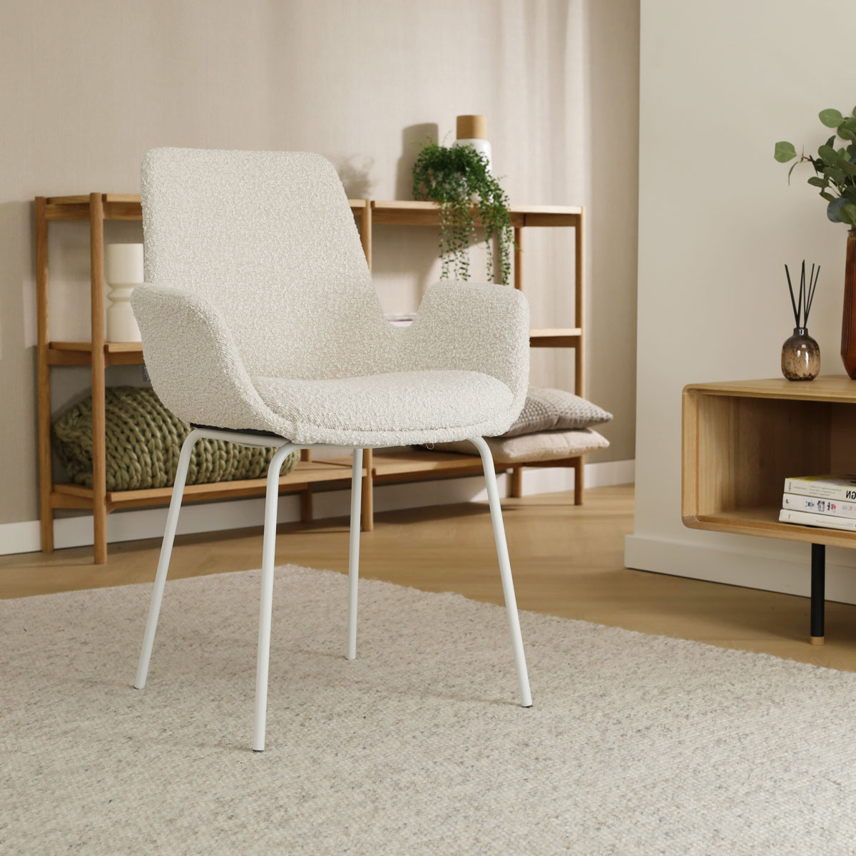 Eetkamerstoel Nora-Eef bouclé beige - wit onderstel