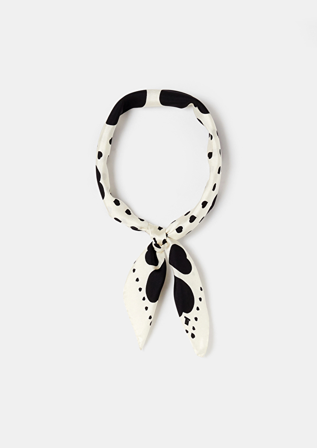 Carré de soie Esteeécru à motif coeur noir