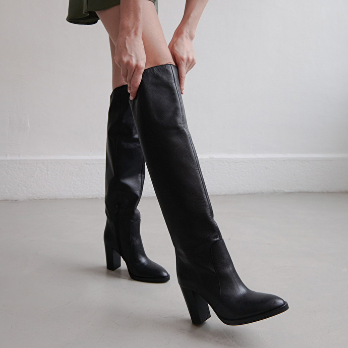 Bottes hautes à bouts pointus  en cuir noir