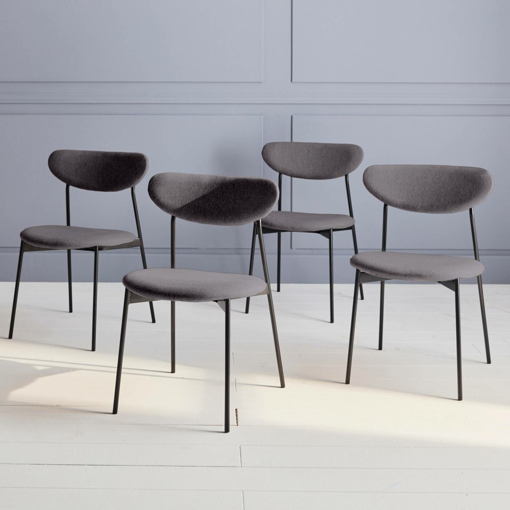 Lot de 4 chaises - arty - scandinaves et vintage. Assise et dossier gris foncé. Pieds en acier