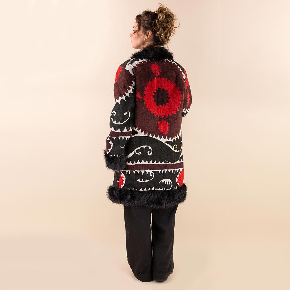 Afghan coat Sharifa zwart rood suzani