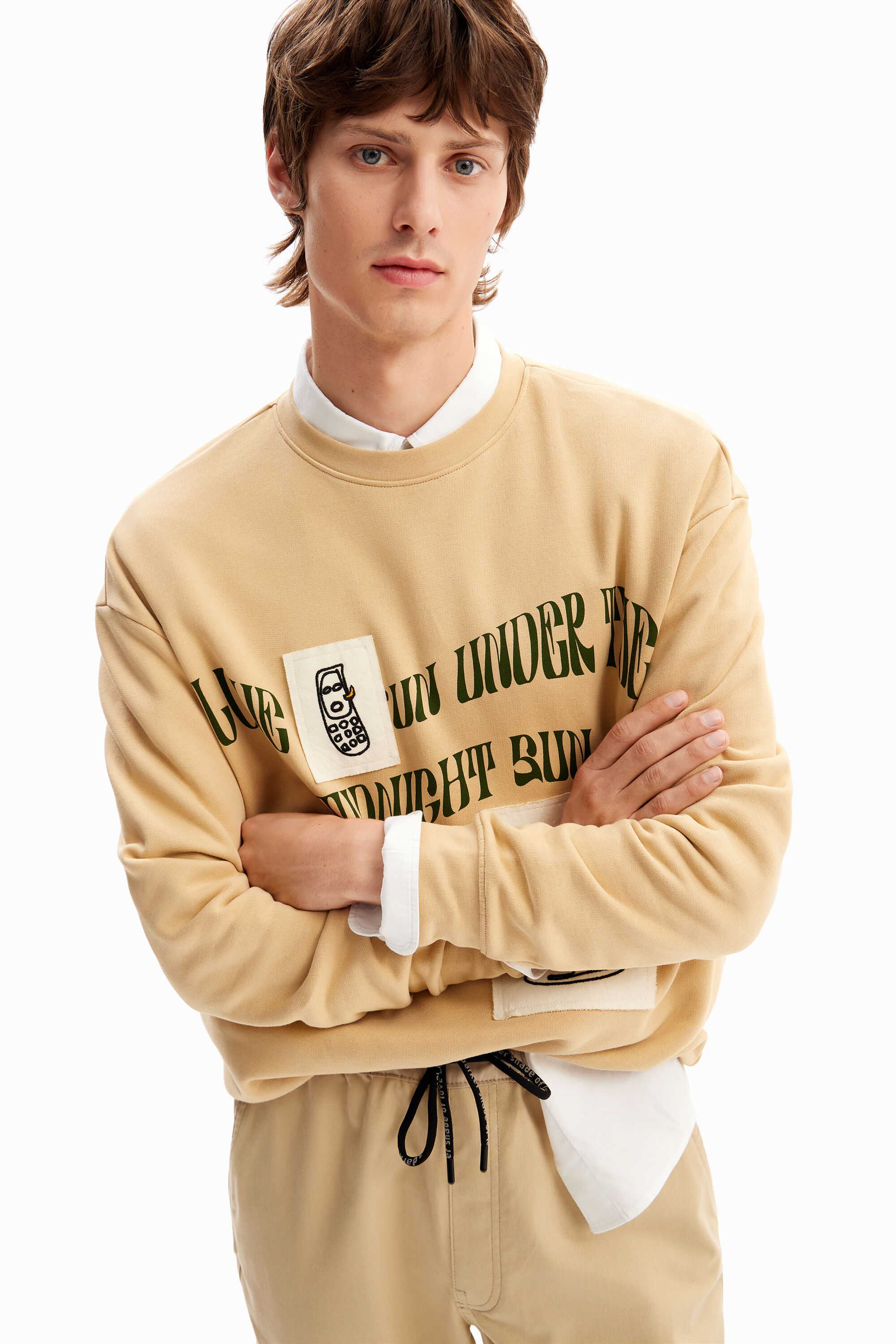 Moletom com patches de mensagens