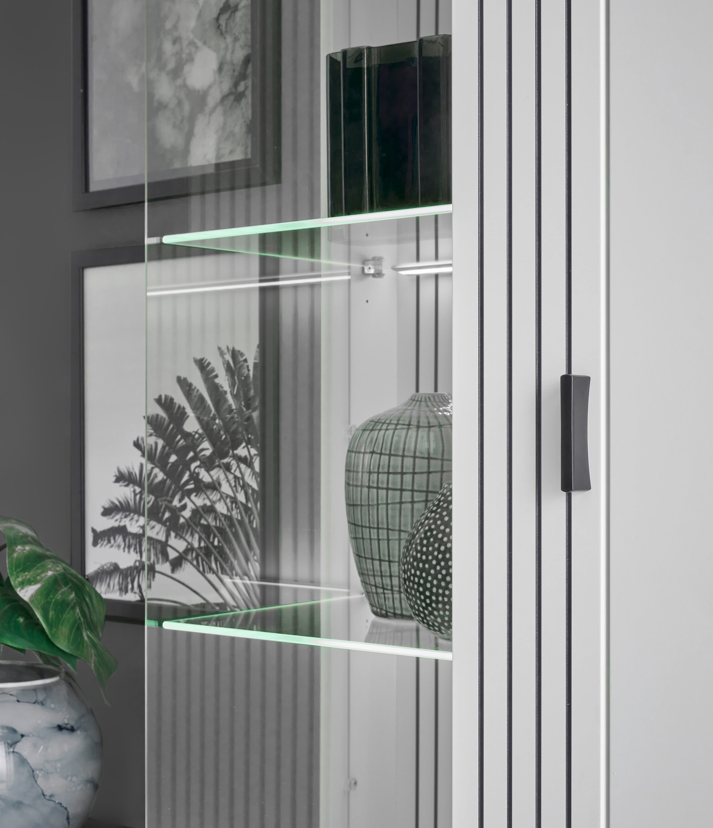 INOSIGN Vitrine »Hudson, Stauraumvitrine« in moderner Trendfarbe, Griffe aus Metall (Schwarz), Höhe 180 cm