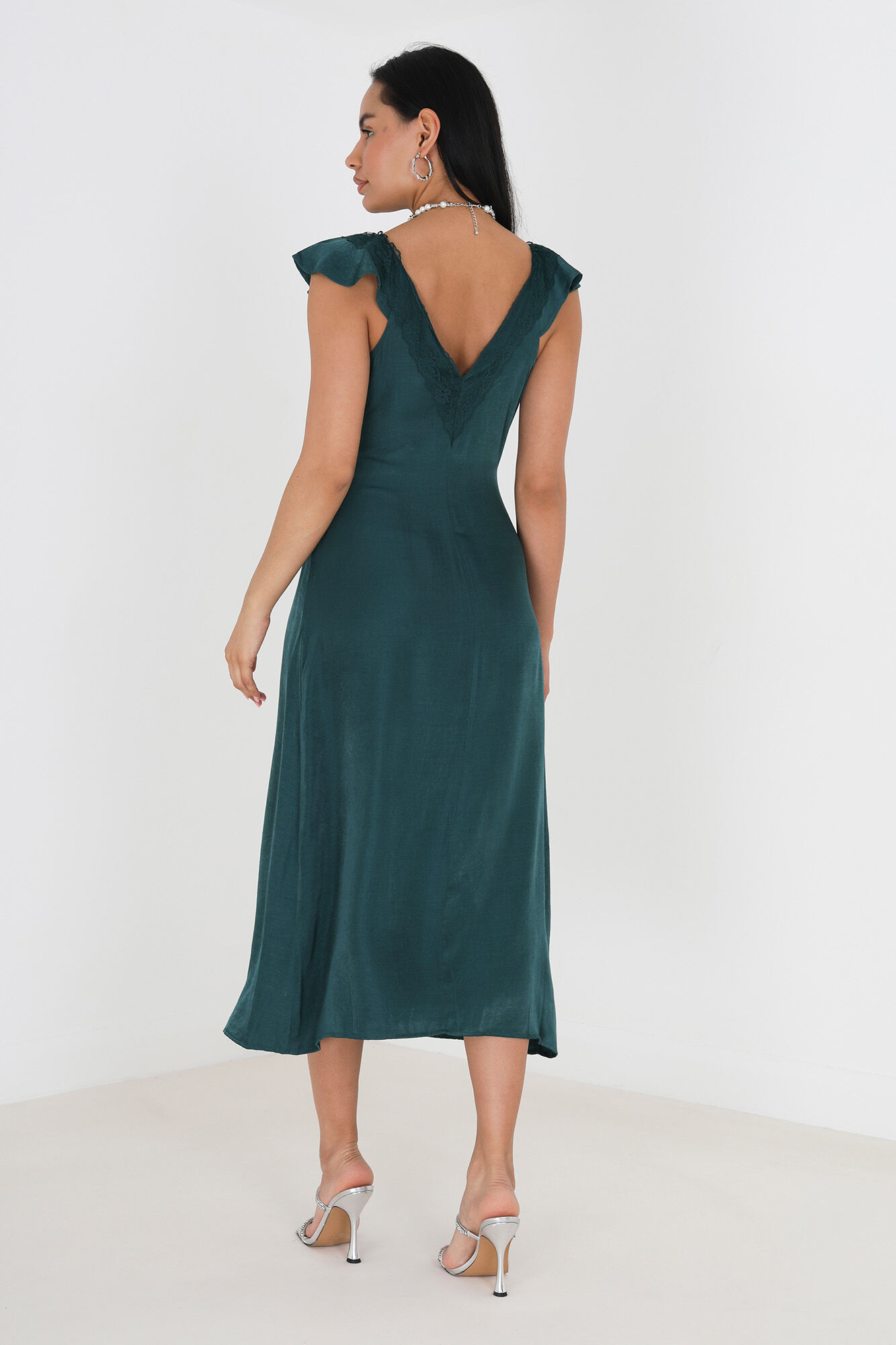 Vestido com renda e babados