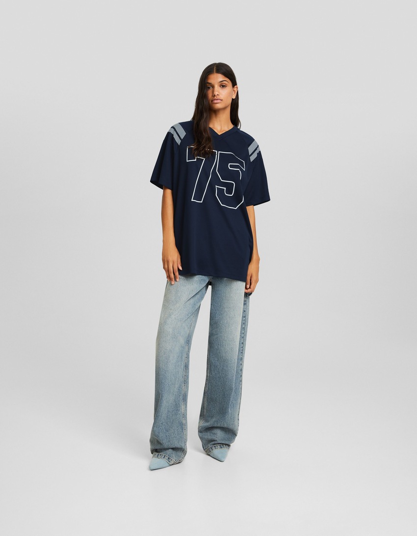 Camiseta oversized de manga curta com estampa de futebol