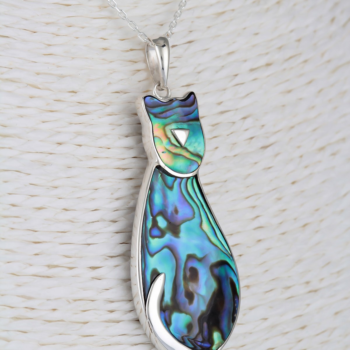 Pendentif de nacre abalone sertie d'argent en forme de chat