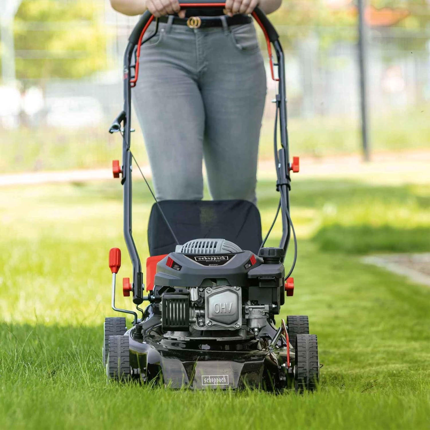 Scheppach Benzin Rasenmäher MS150-42 - 3,5PS | Schnittbreite 42cm | Radantrieb | Stahlgehäuse | Reinigungsfunktion | Mulchfunktion | 45L Korb | 7-stufige Höhenverstellung | inkl. 2. Mäh-/Mulchmesser