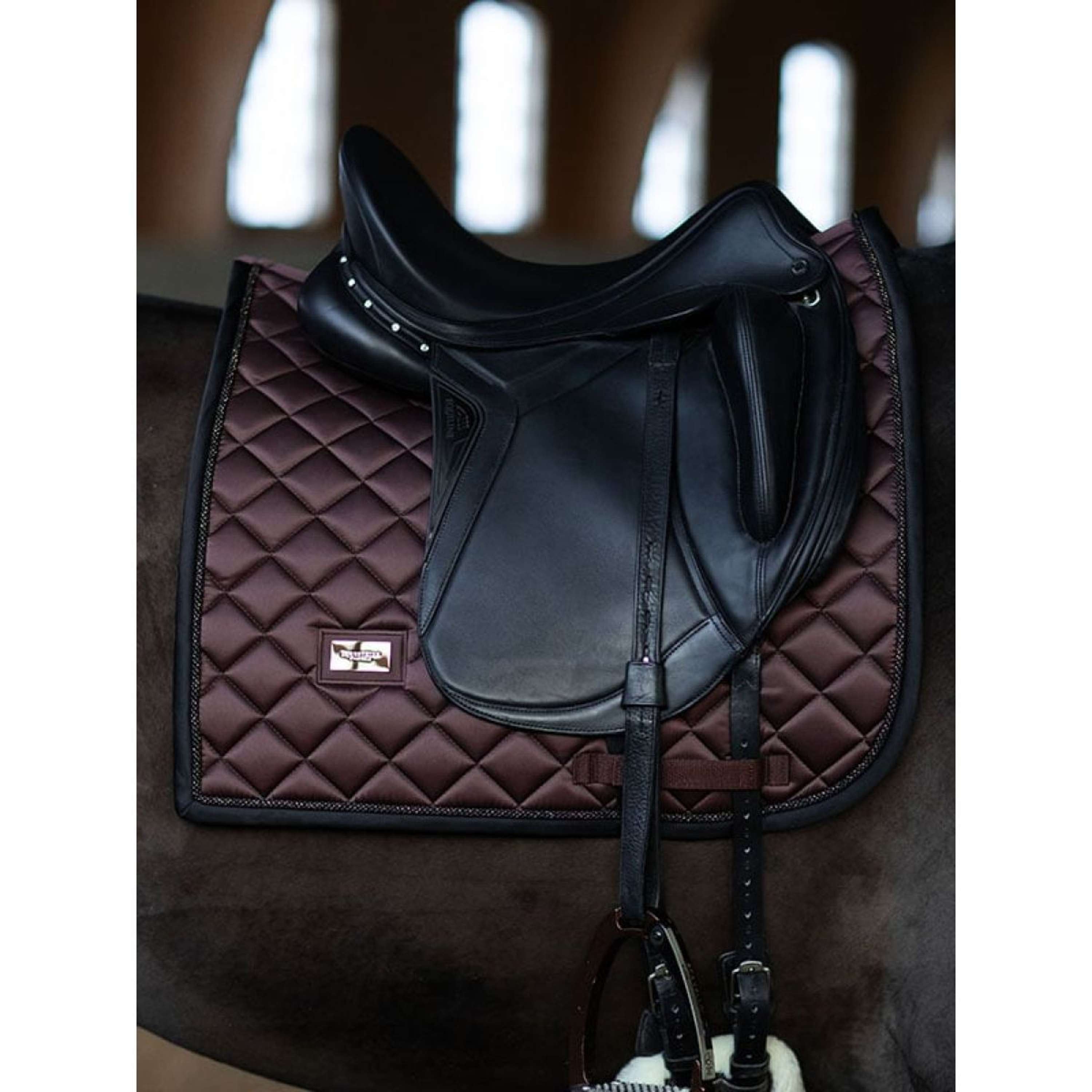 Equestrian Stockholm Zadeldekje Dressuur Endless Glow