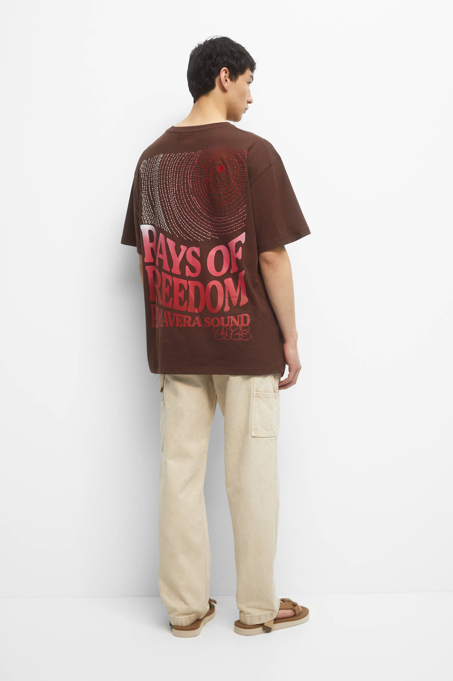CAMISETA SPRING SOUND COM BORDADO GRADIENTE - MARROM