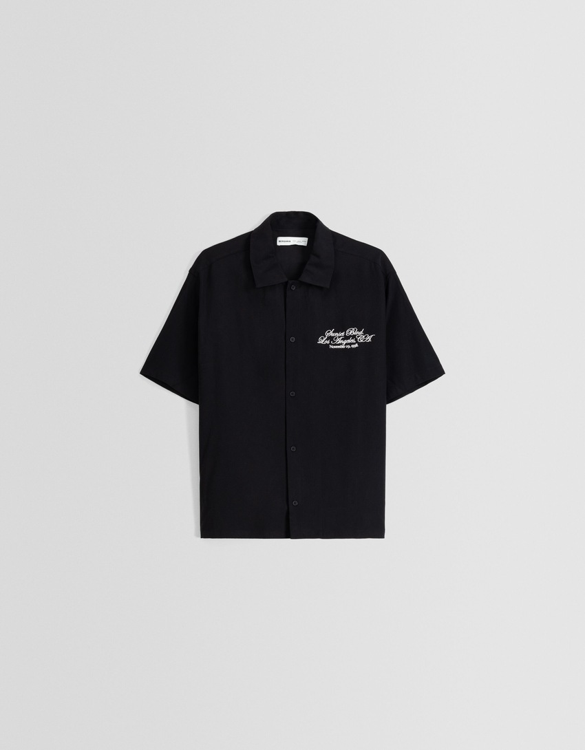 Camiseta bordada de manga curta com modelagem quadrada