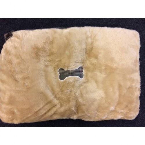 Colchão bege para cães com bordado de ossinhos.