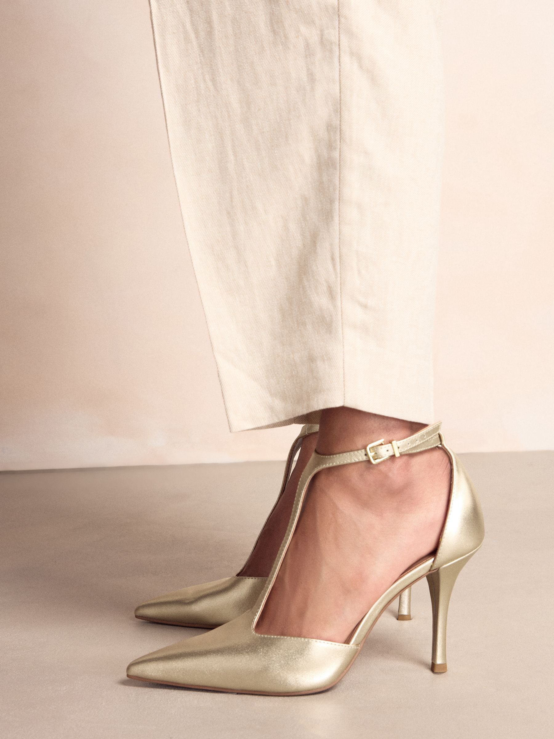 Goud - Leather T-Bar Pointed Toe Heels