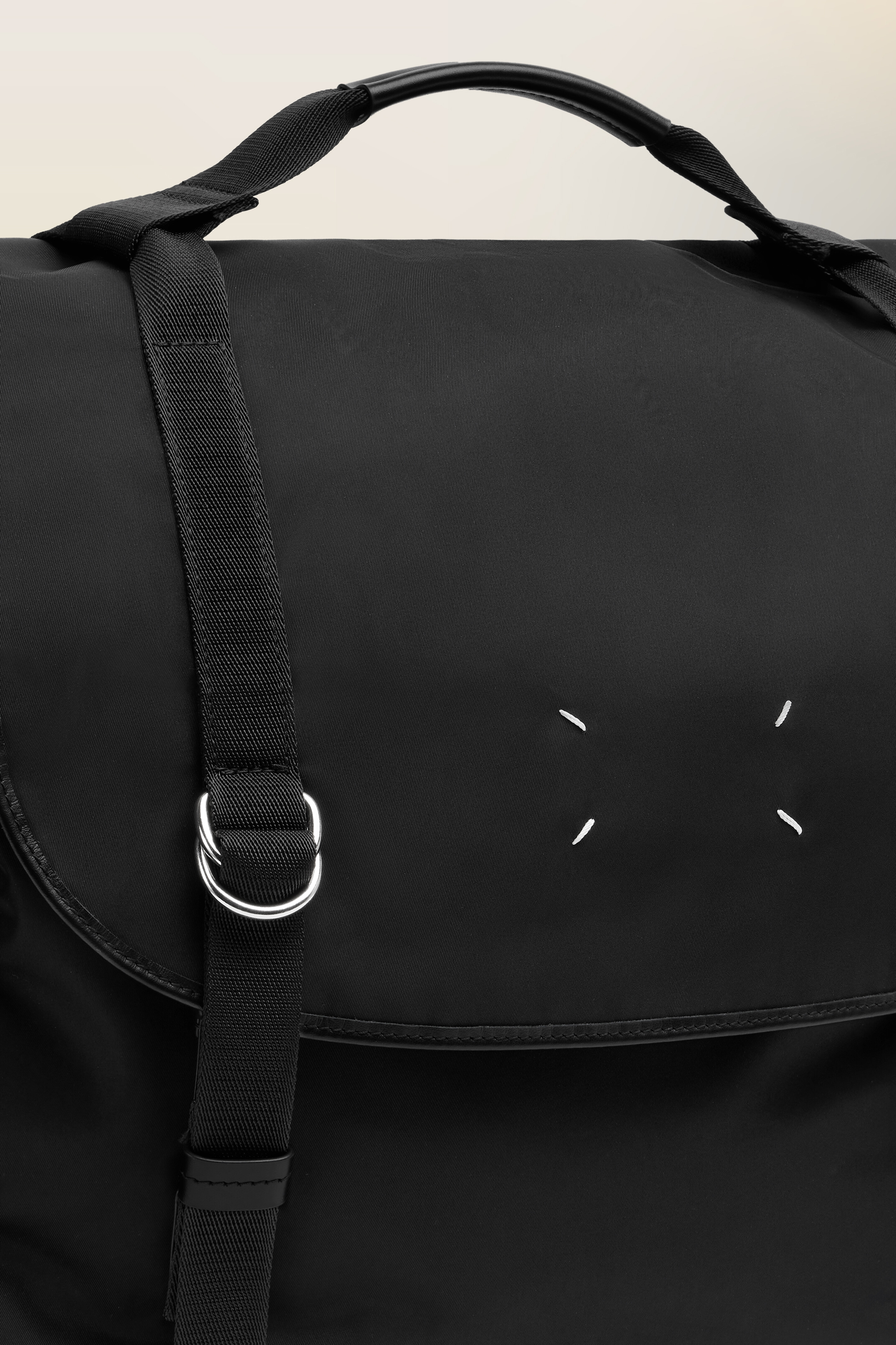 High tech messenger noir