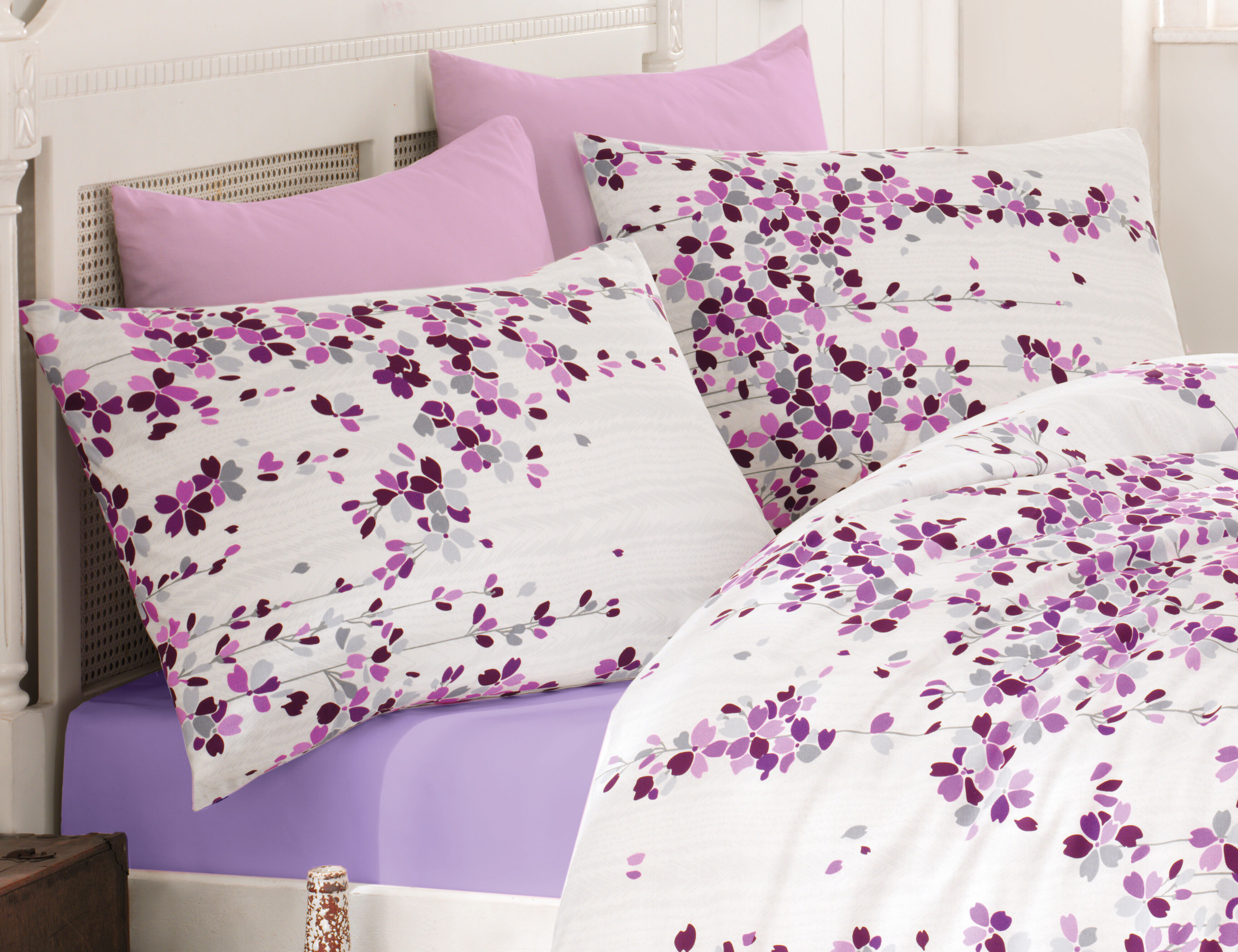 Bettwäsche in weiss mit violettem Floralmuster