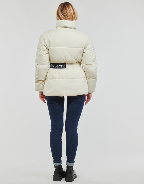 Calvin Klein Jeans - LOGO BELT WAISTED SHORT PUFFER Crudo