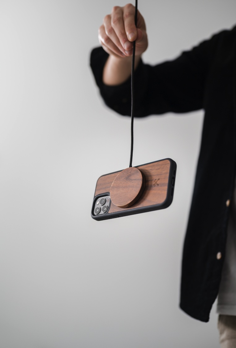 iPhone 14 / iPhone 13 MagSafe EcoBump Classic Echt Holz Hülle Walnuss FSC Zertifiziert (ECO662) - Dunkelbraun