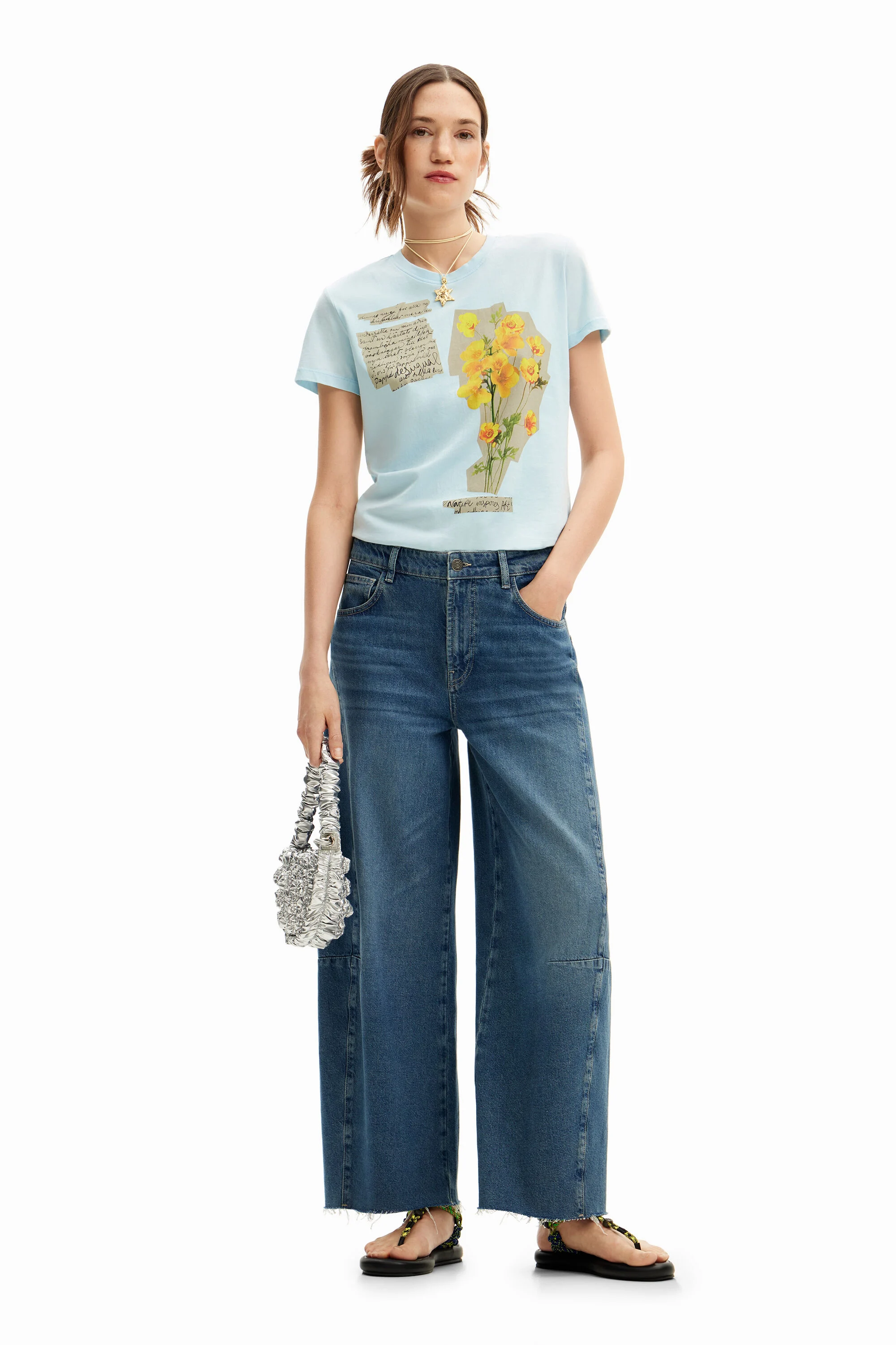 Camiseta com aplicações florais