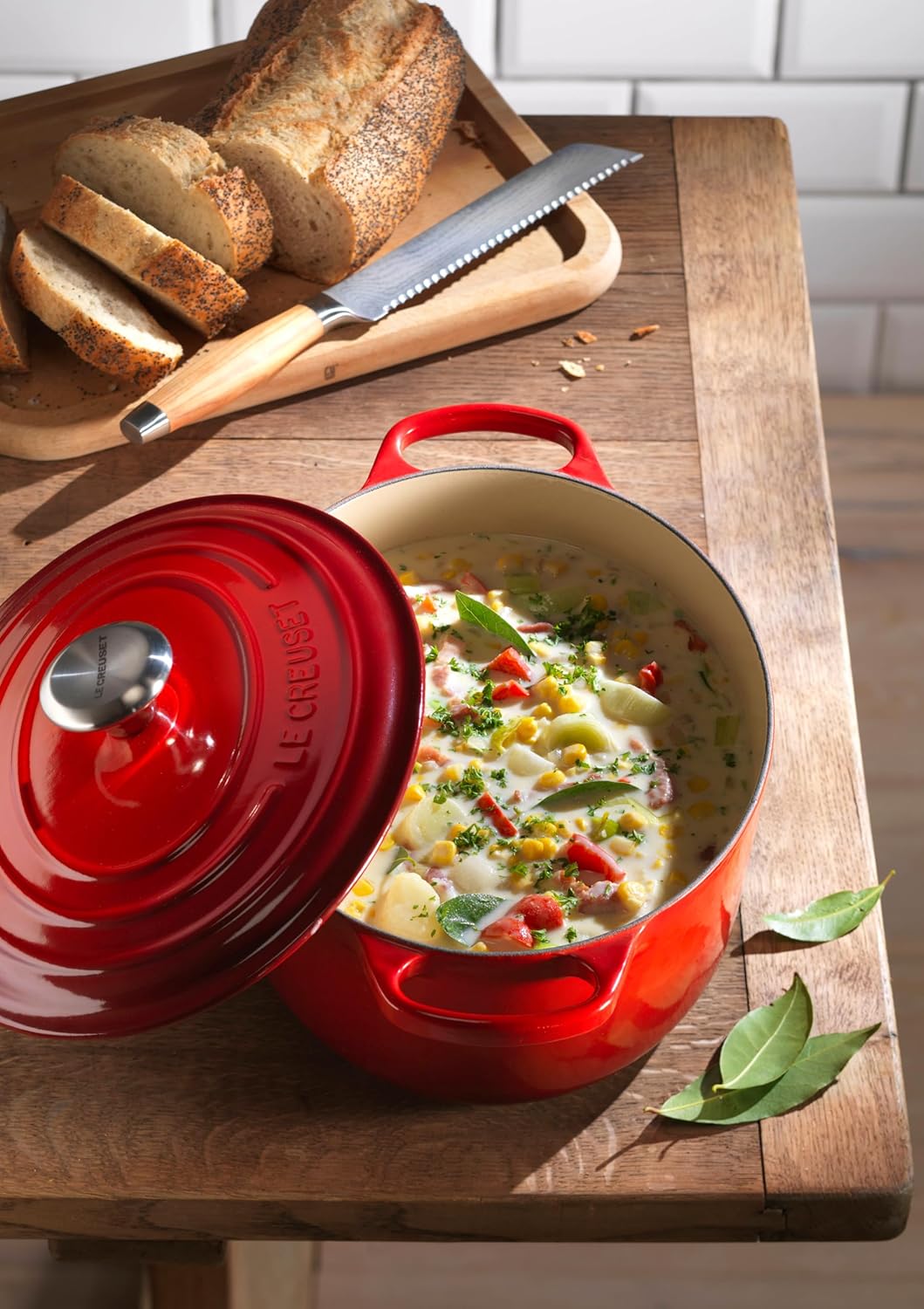 Le Creuset Signature Gusseisen-Bräter mit Deckel, Ø 27 cm, Oval, Für alle Herdarten und Induktion geeignet, Volumen: 4,1 l, 4,425 kg, Kirschrot, 21178270602430