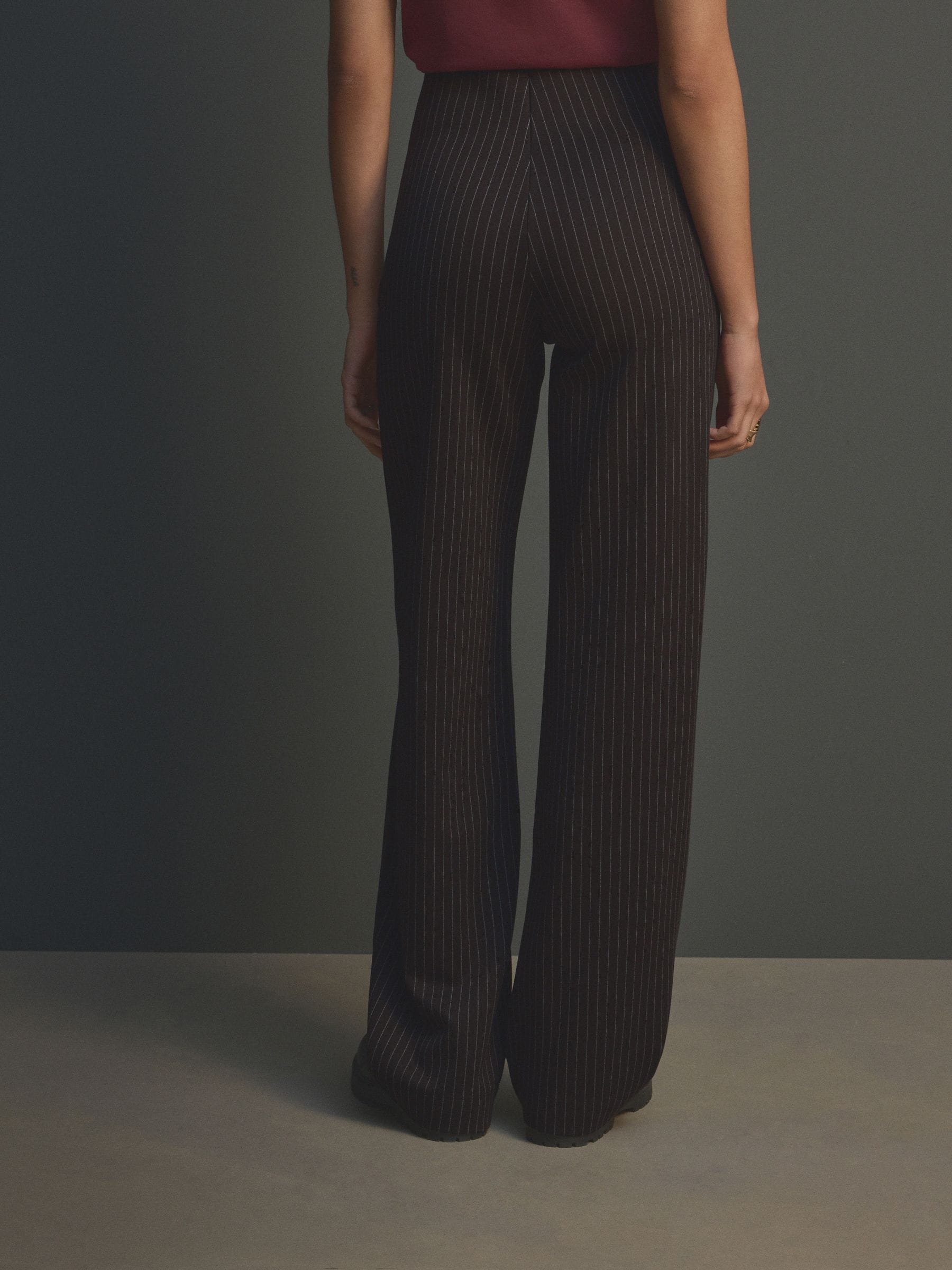Zwart met krijtstreep - Smoothing Ponte Jersey Broek met Wijde Pijpen