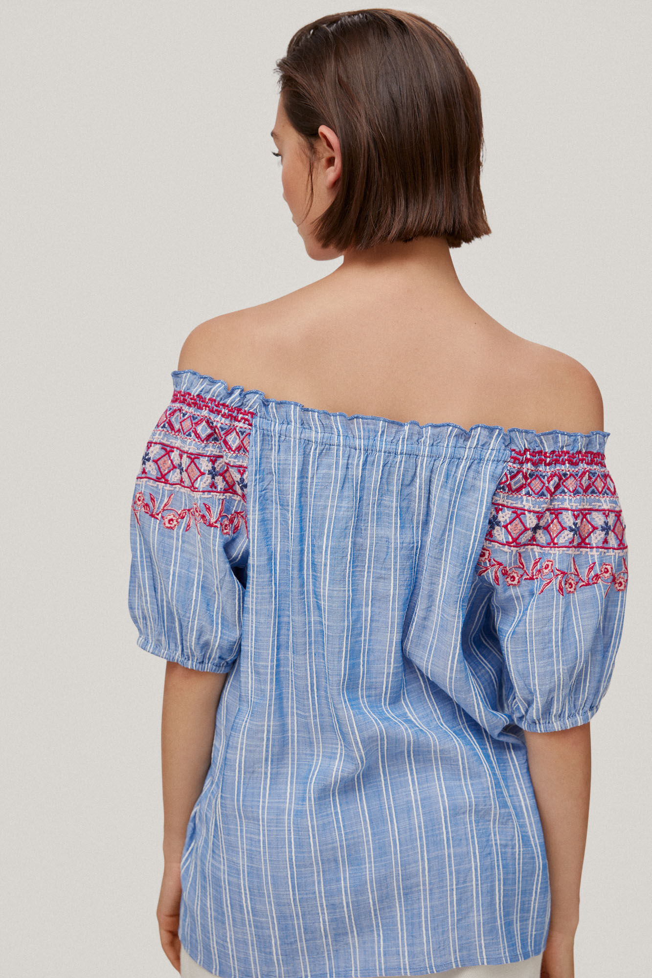 Blusa bordada com ombros à mostra - Azul
