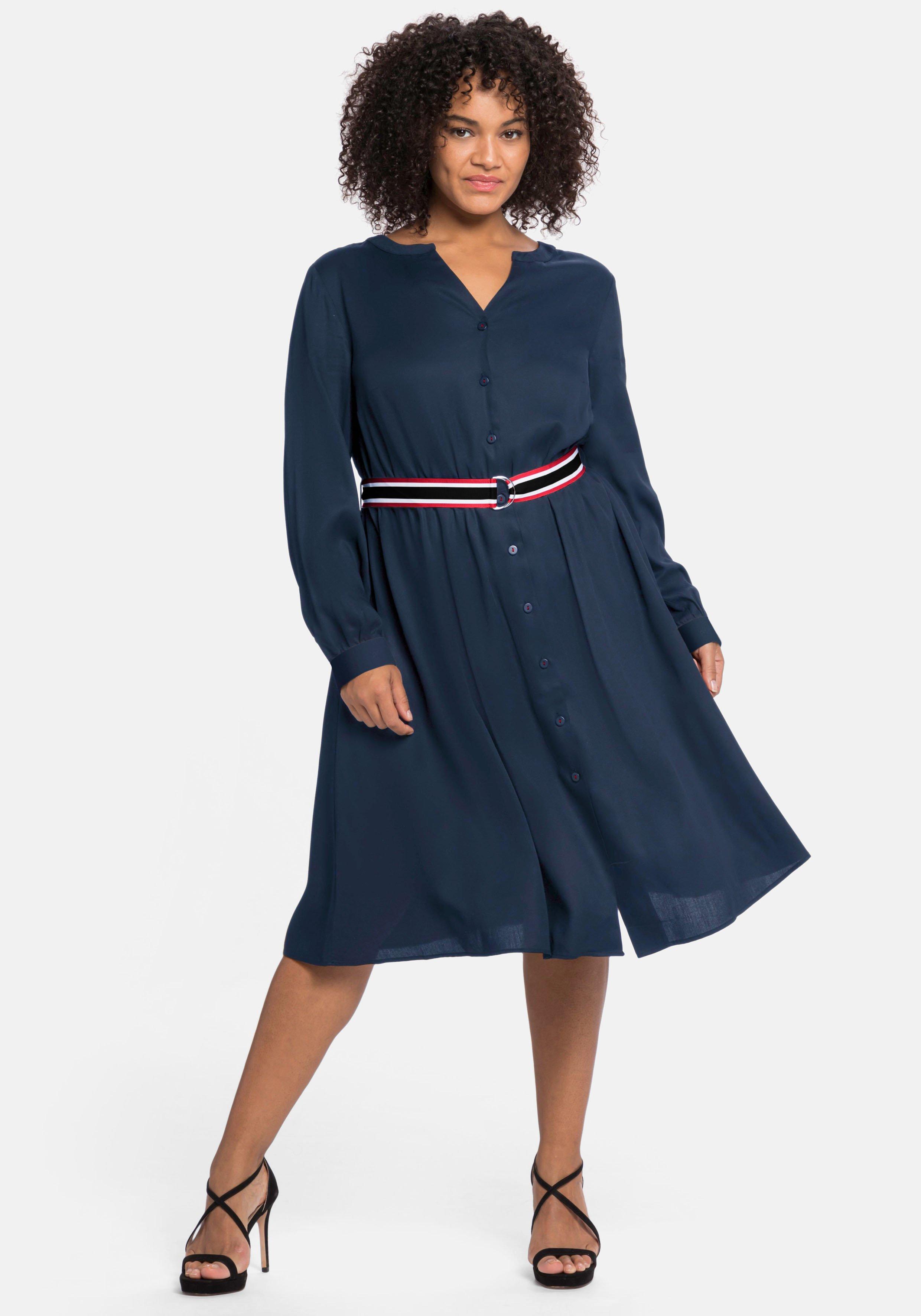 Midikleid in Satinoptik, mit Kontrastgürtel