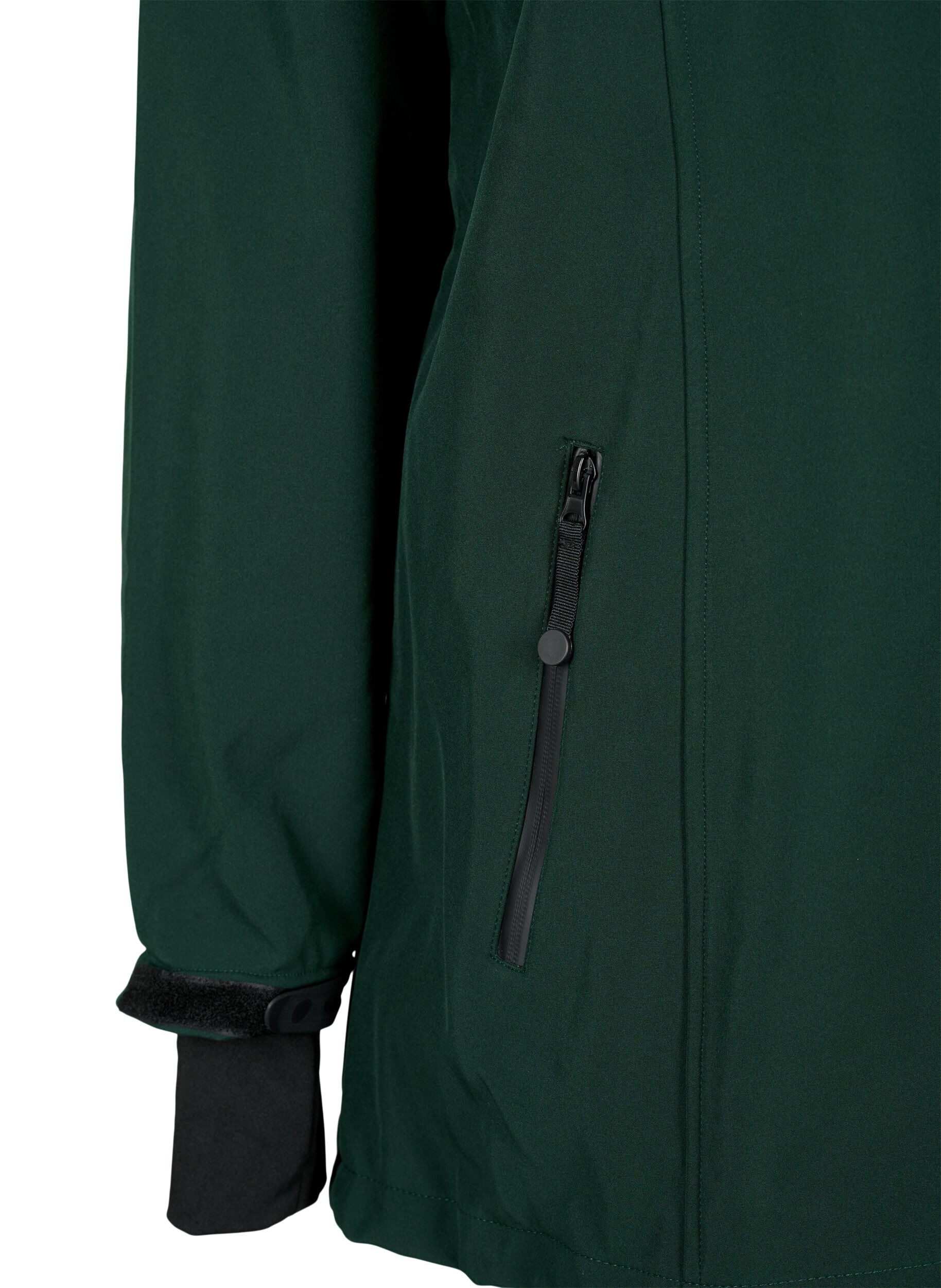 Kort softshell jakke med aftagelig hætte