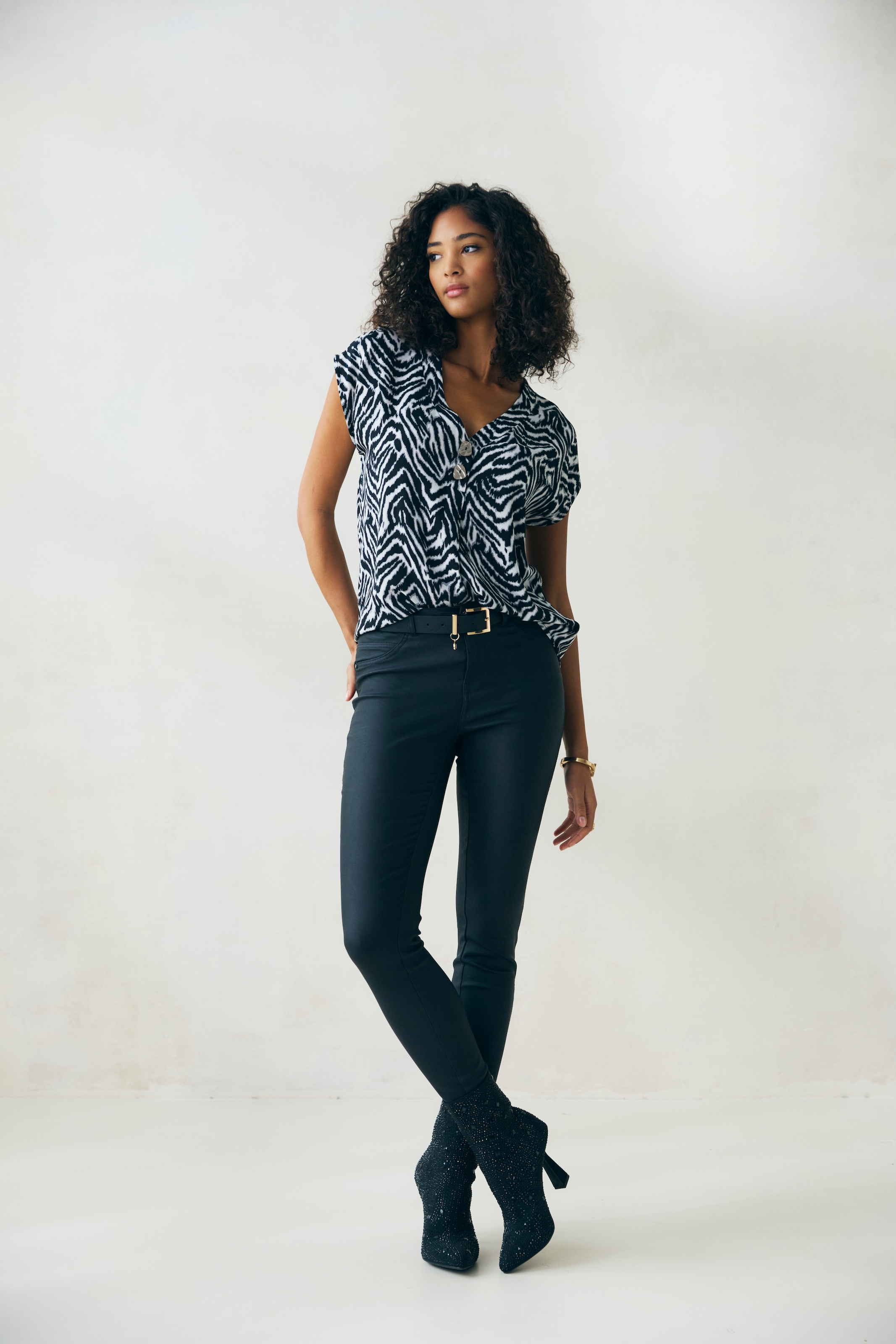 LASCANA Lederimitathose  in schmaler Passform, figurbetonte Jeggings mit Stretchanteil