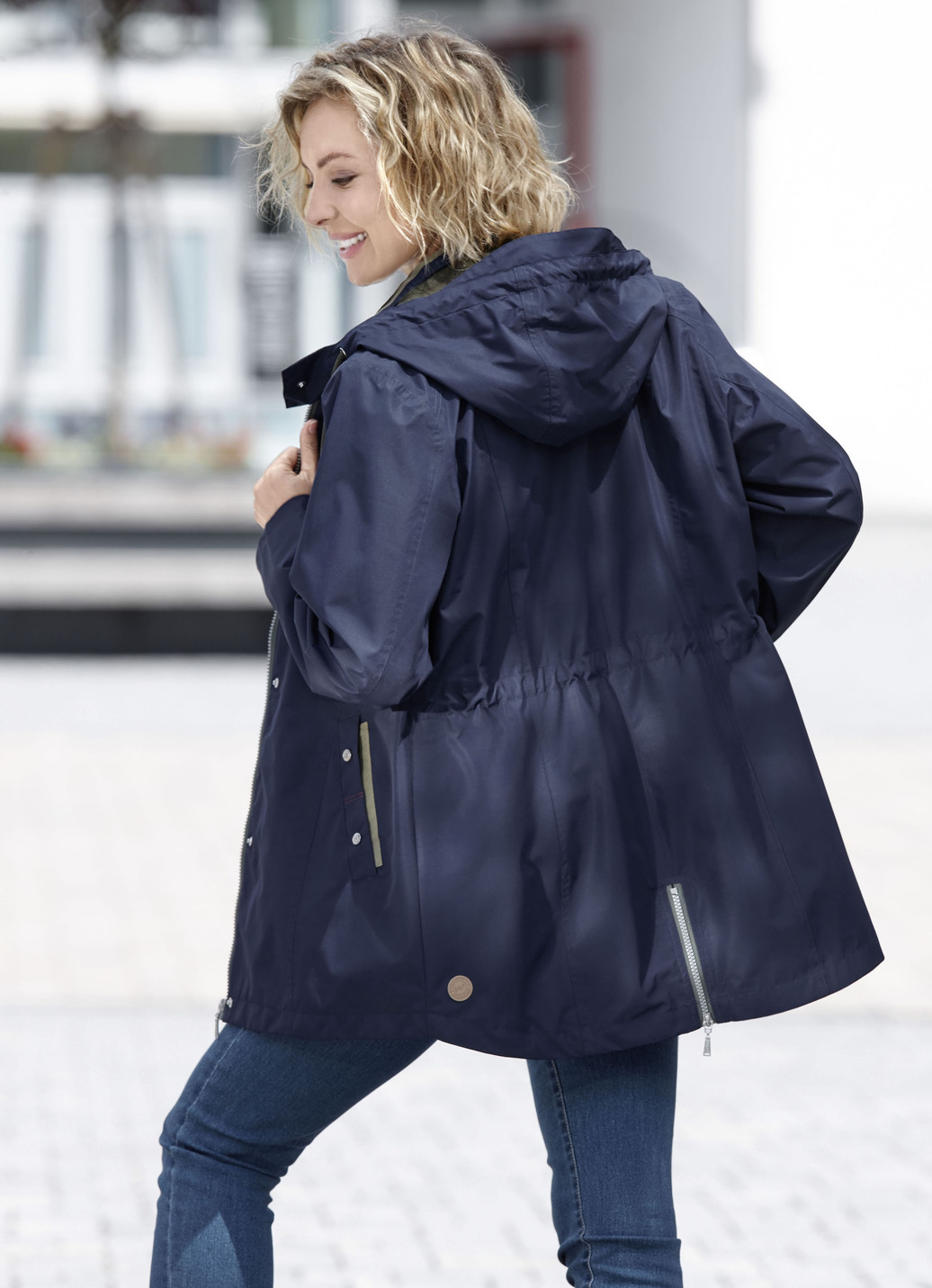Funktionsjacke mit kleinem Regenschild an der abnehmbaren Kapuze