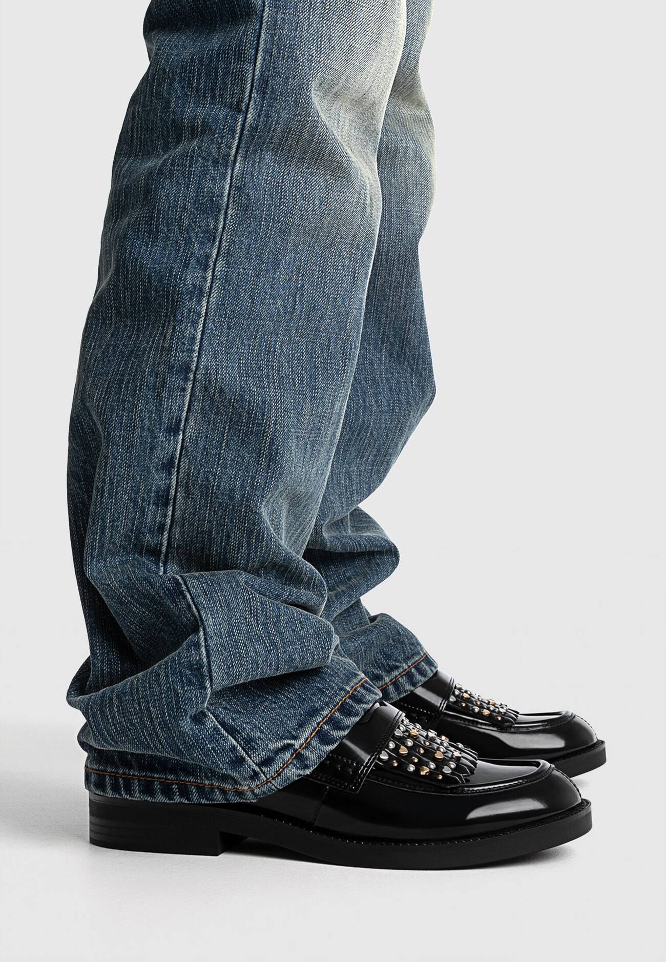 Mocassins com detalhes de tachas