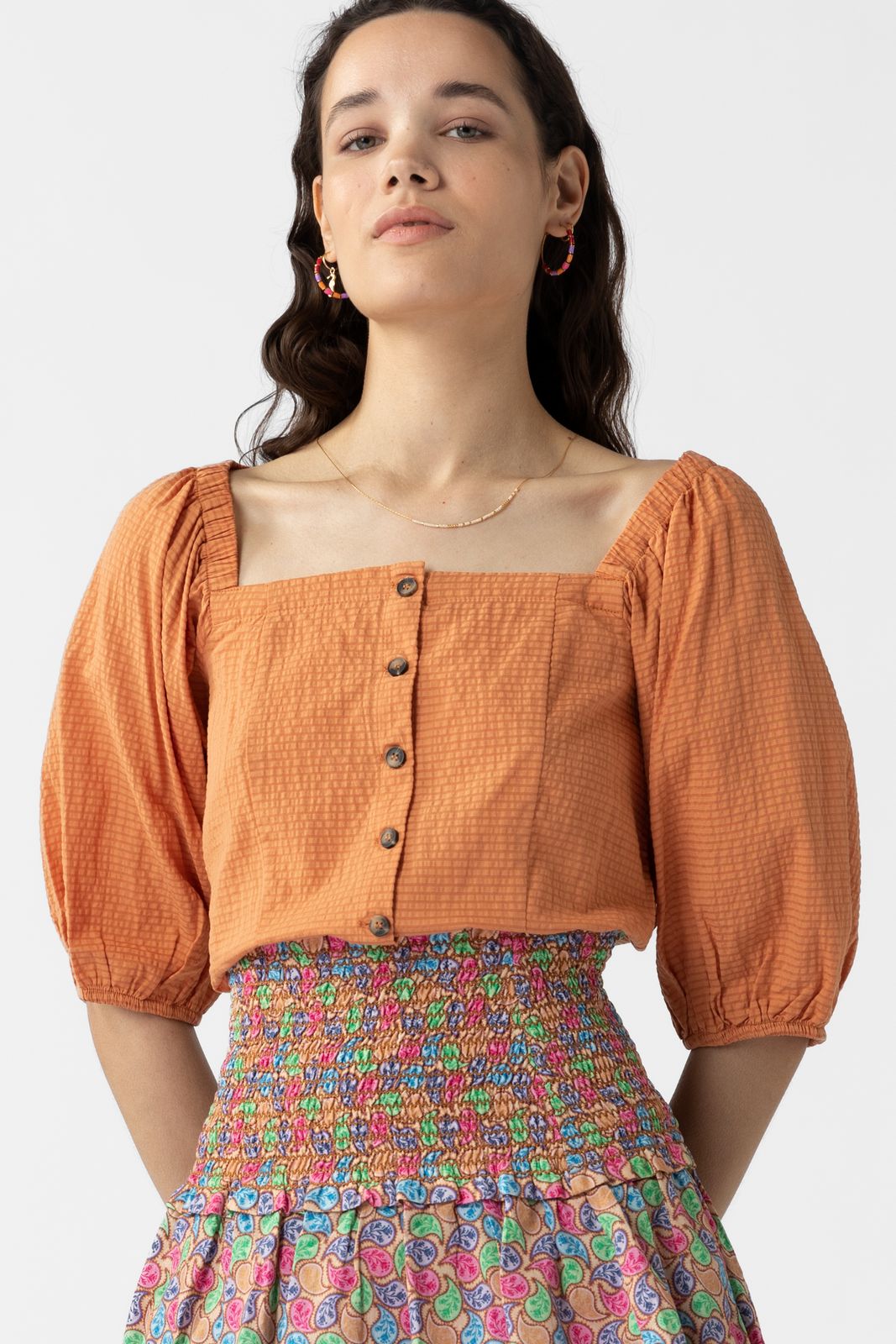 Oranje blouse met pofmouwen