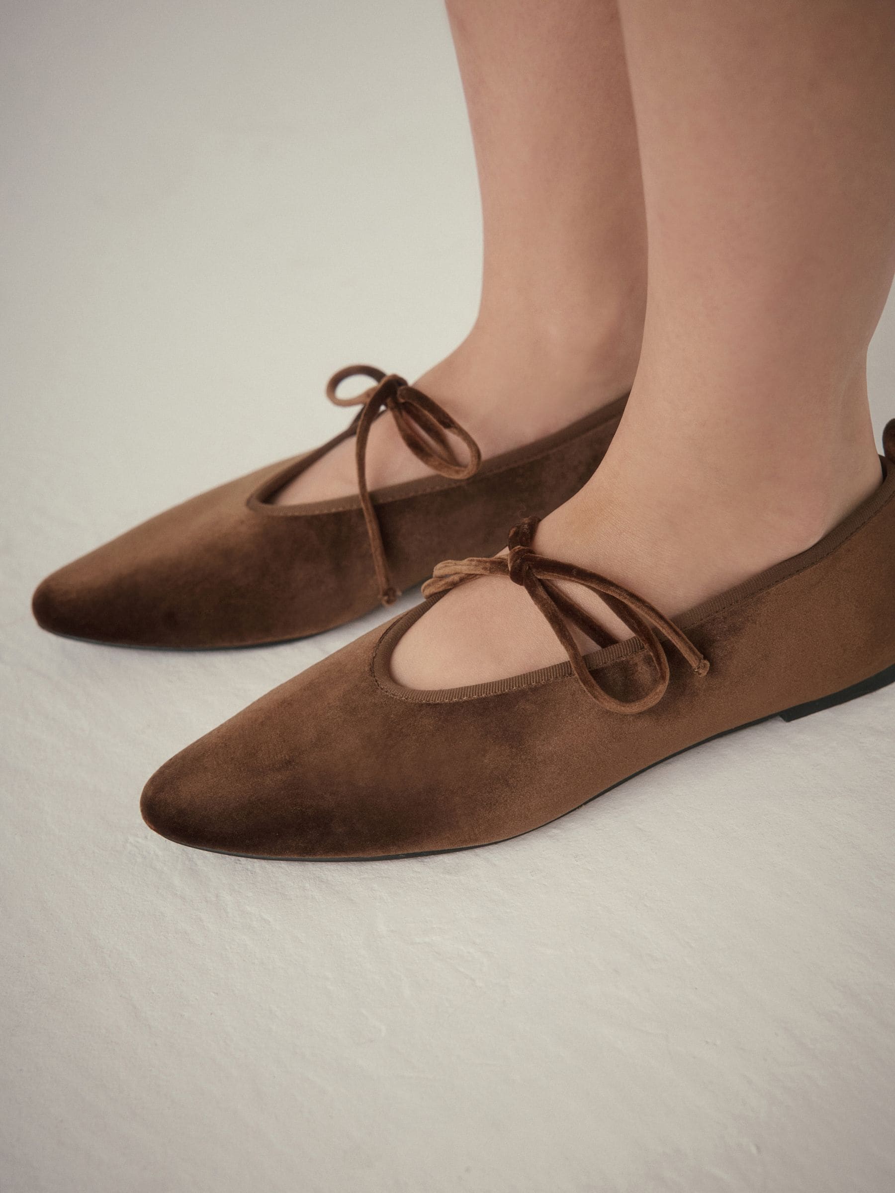 Chocoladebruin - Forever Comfort® Velvet Tie Mary Jane Shoes
