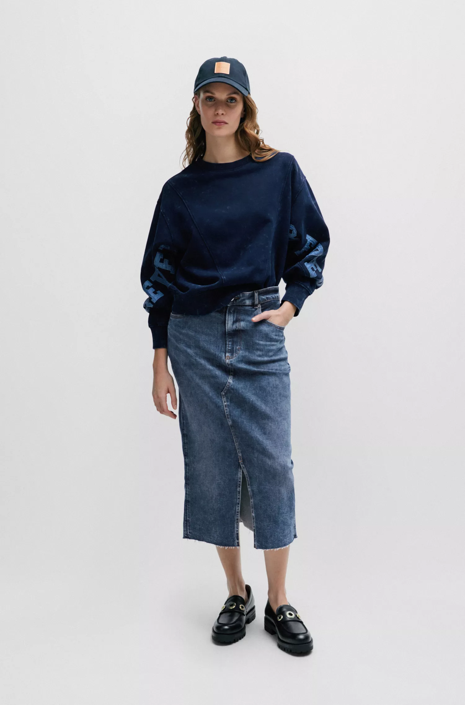 Saia midi BOSS laranja, corte justo, em denim elástico.