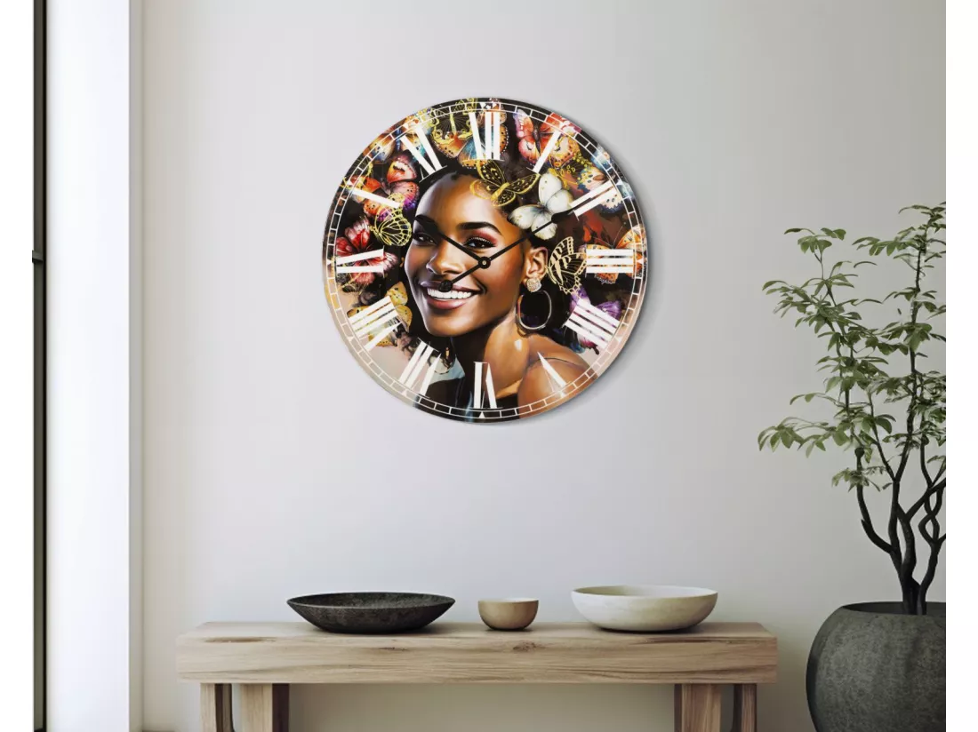 Horloge Murale kourt - Illustration Féminine avec Papillons Colorés, Ø 60 x 4,5 cm