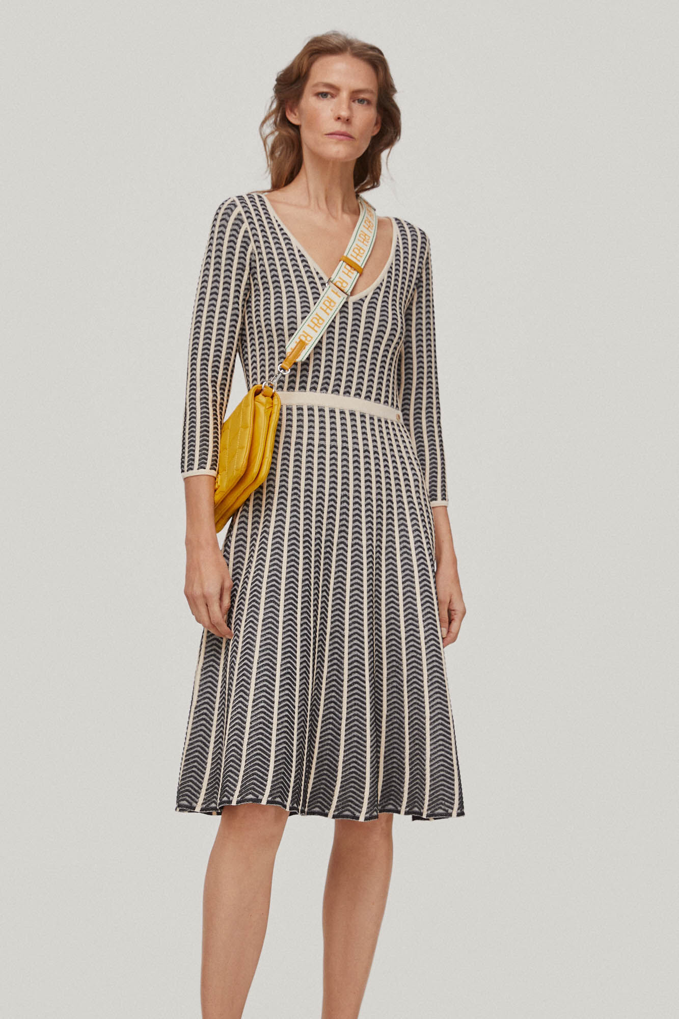 Vestido midi bicolor em ziguezague - Bege