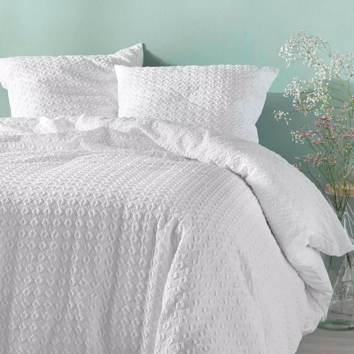 Housse de couette et deux taies microfibre gaufrée (240 x 220 cm) Litéa Blanche