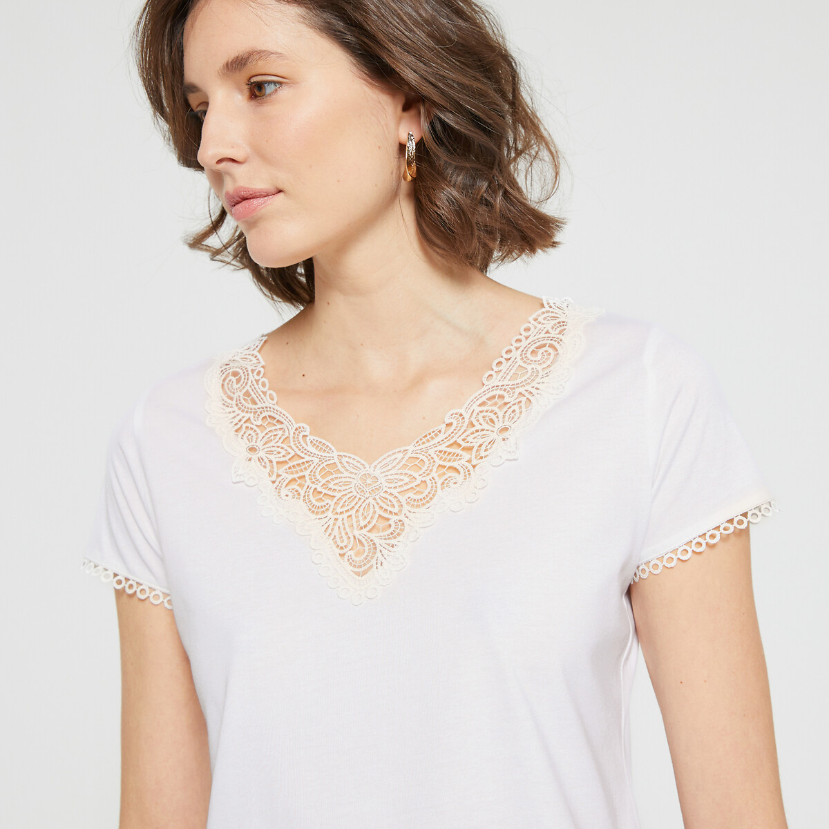 ANNE WEYBURN<br>Camiseta com decote em V, detalhe em guipure, mangas curtas
