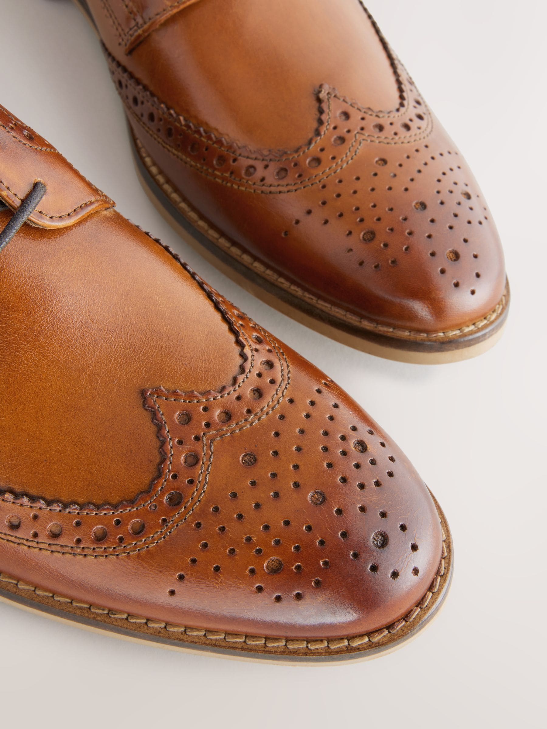 Lichtbruin - Standaard pasvorm - Brogues van leer met contrasterende zool