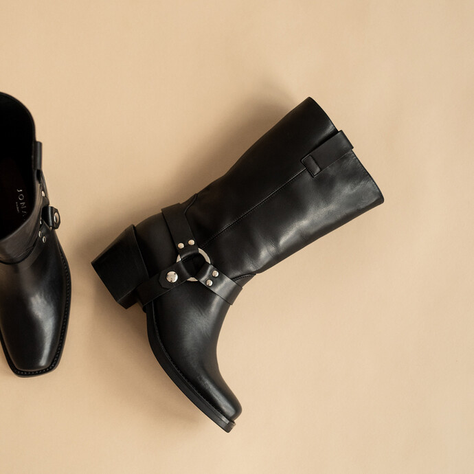 Bottes à bouts carrés et boucles argentées  en cuir noir