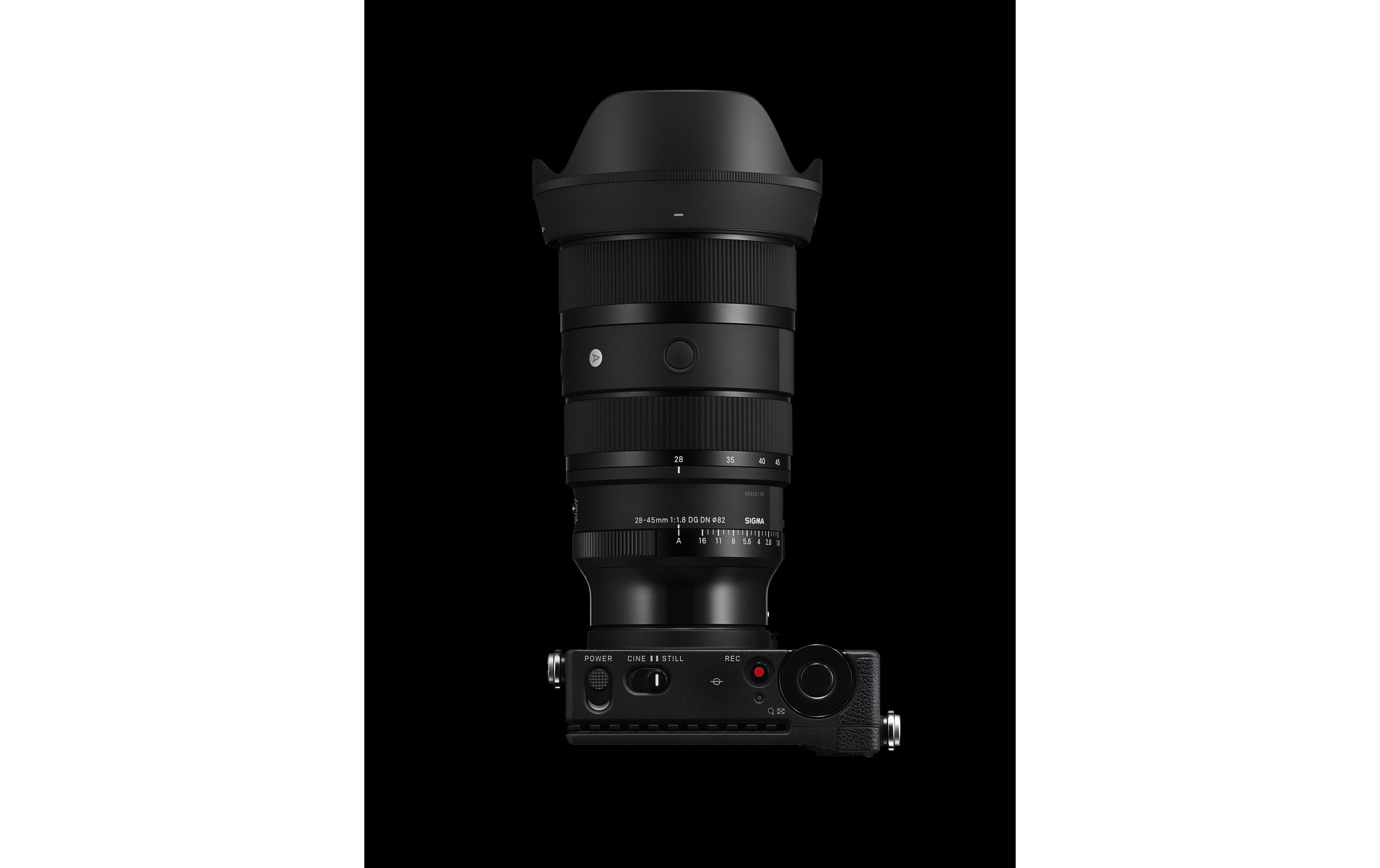 Zoomobjektiv 28-45mm F/1.8 DG DN Art Sony E-Mount<br>Vollformat-Zoomobjektiv mit einer konstanten maximalen Blendenöffnung von F1.8 und eine Schärfe und Klarheit vergleichbar mit der eines Festbrennweitenobjektivs ist