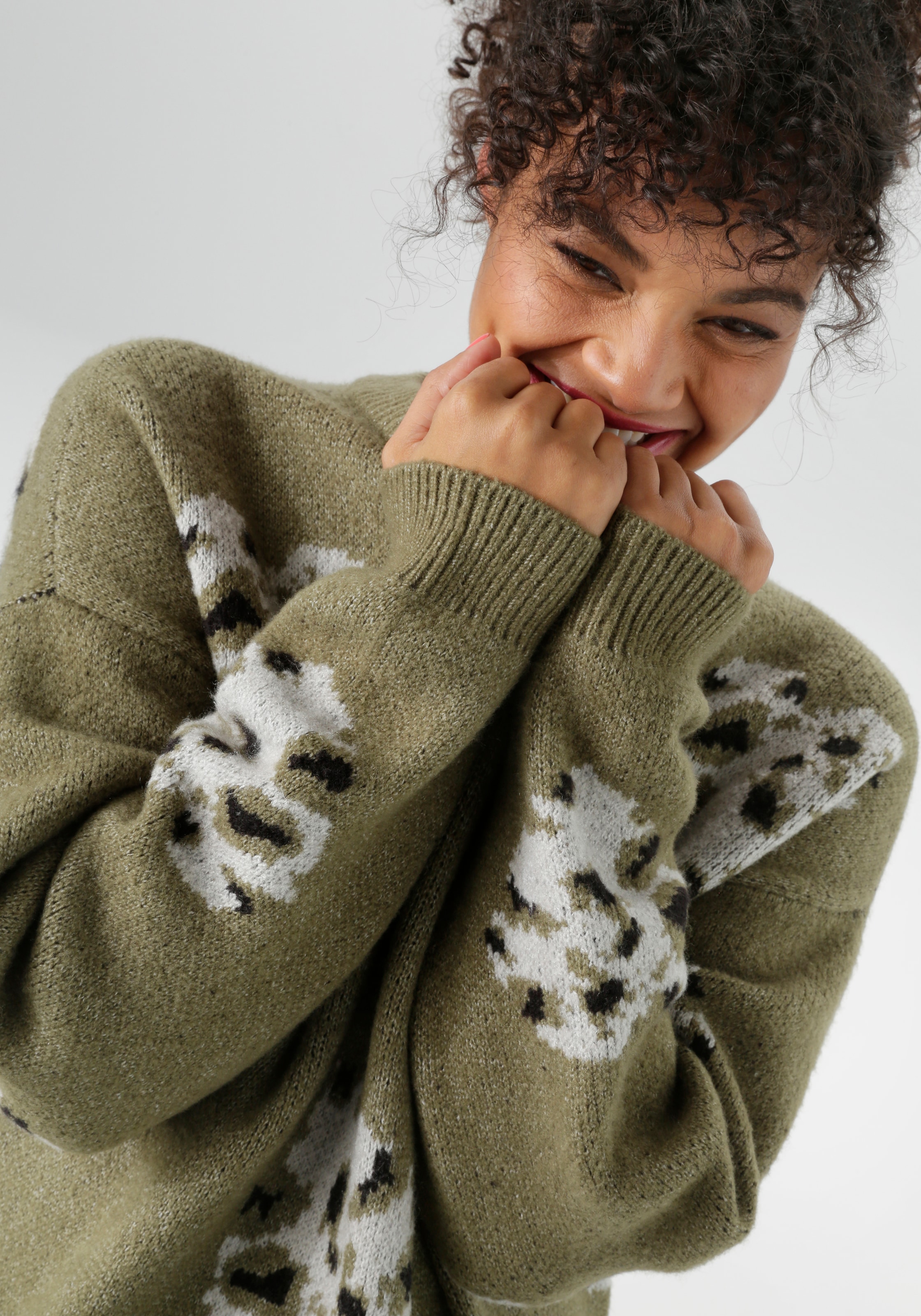 Aniston PLUS Strickpullover , mit eingestrickten Herzchen in Animalprint