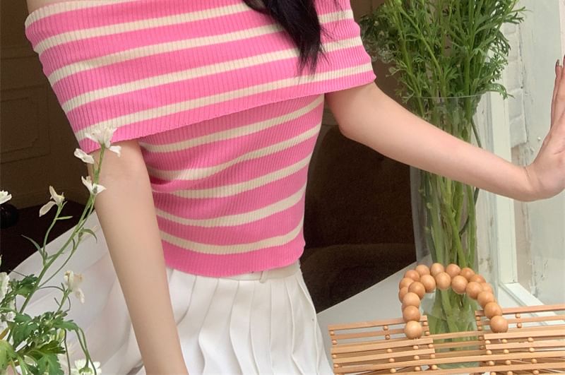 Allinya - Gestreepte gebreide top met korte mouwen en off-shouldermotief