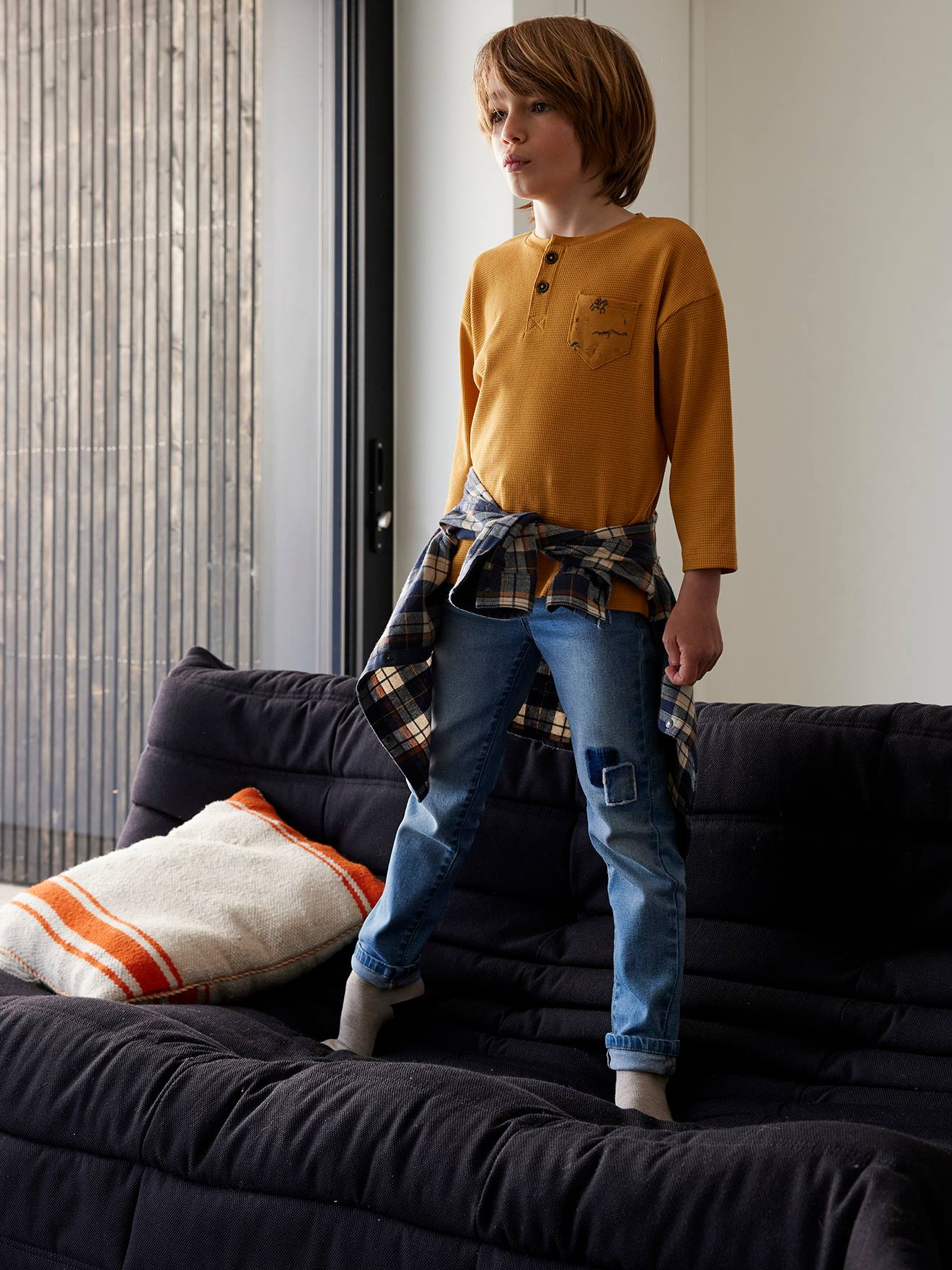 Calça jeans folgada com efeito desgastado, para meninos, lavagem azul escura.