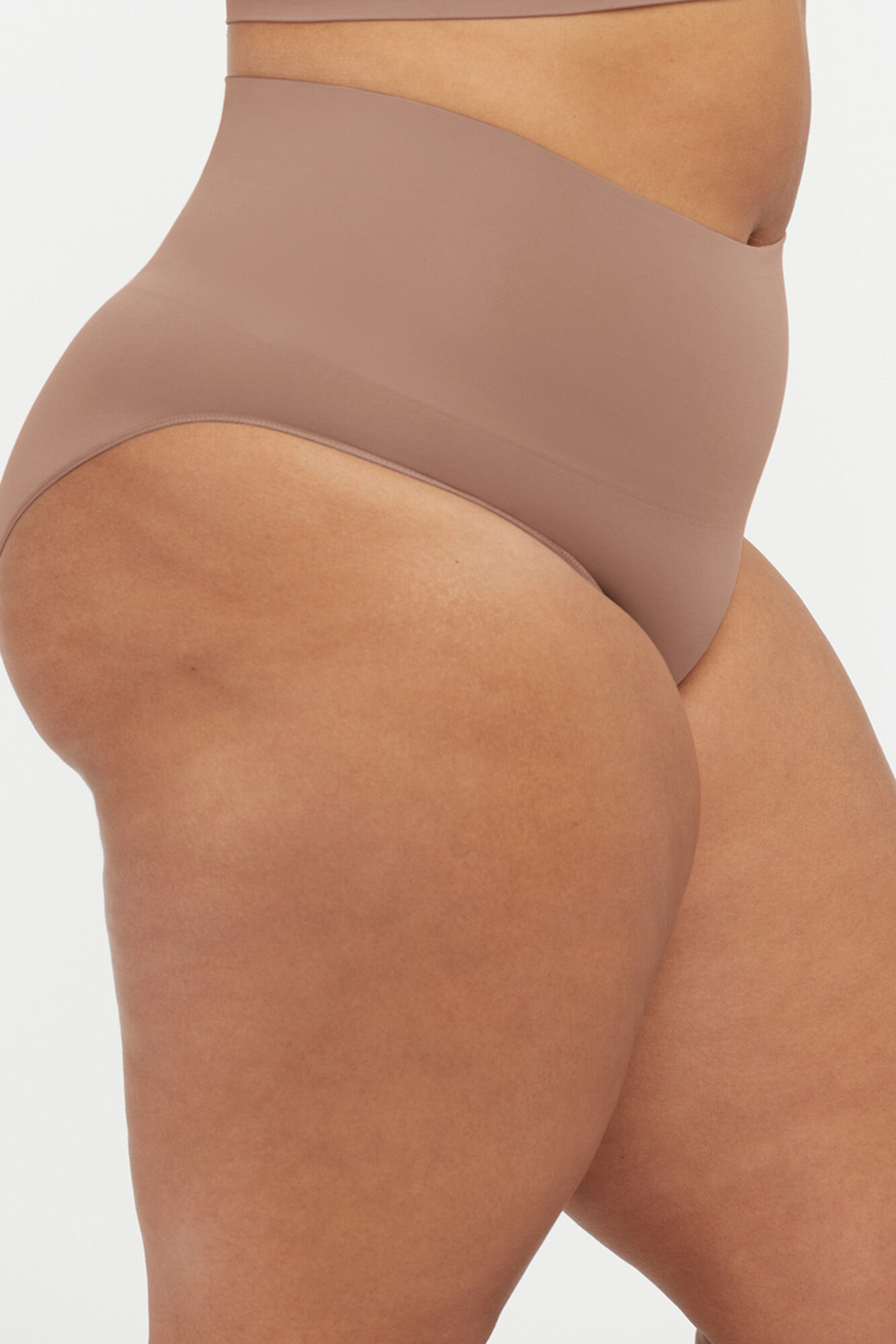 Calcinha modeladora de cintura alta feita de náilon reciclado - cor nude